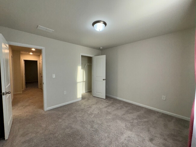 Building Photo - Room in House on Bedrock Rd