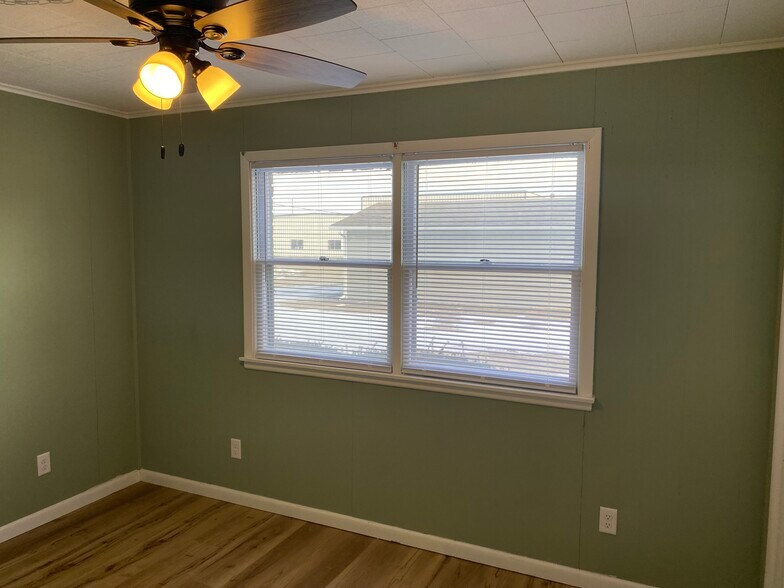 Second bedroom - 105 Debby St