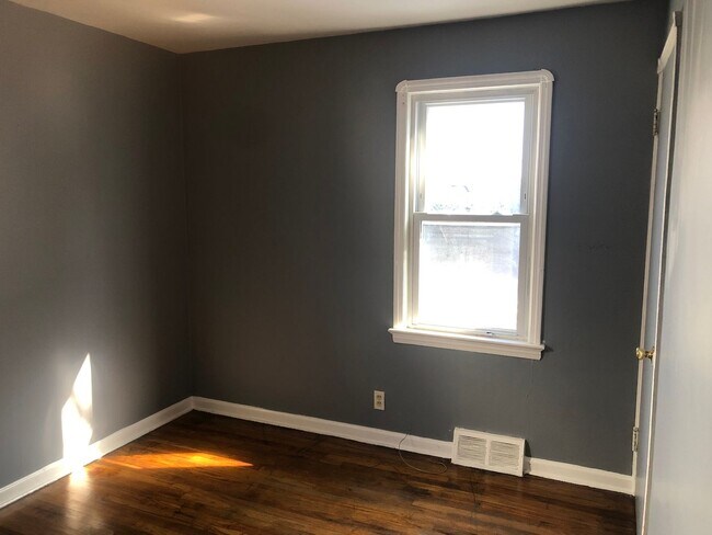 Building Photo - 3 BED 1 BATH IN BEAUTIFUL GARFIELD HEIGHTS!