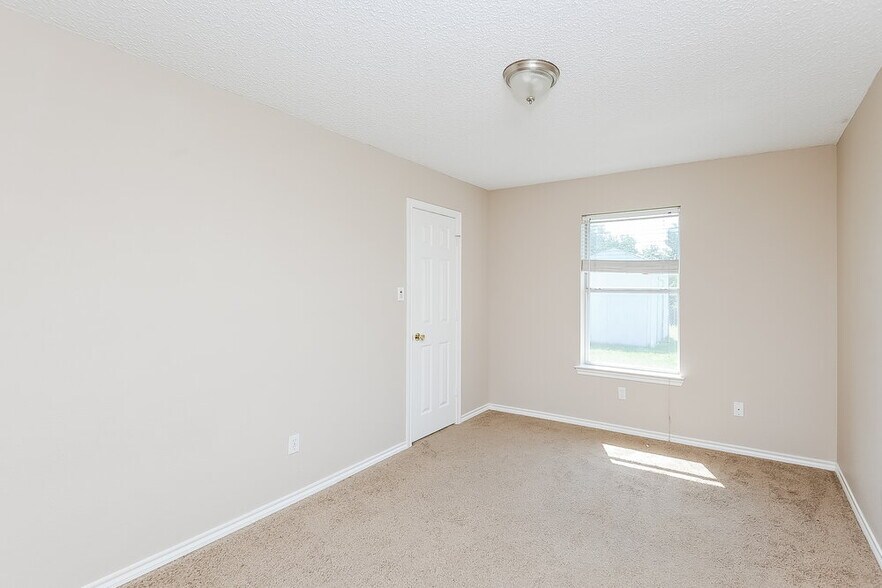 Building Photo - 10224 Maverick Dr