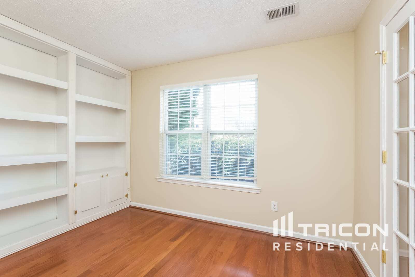 Building Photo - 6250 Glen Brooke Dr