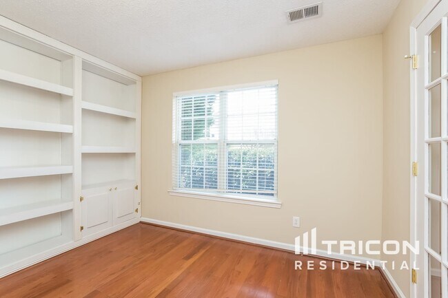 Building Photo - 6250 Glen Brooke Dr
