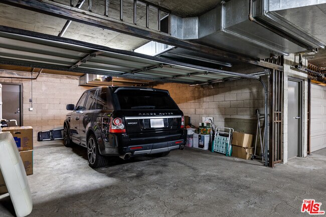 Building Photo - 900 N W Knoll Dr