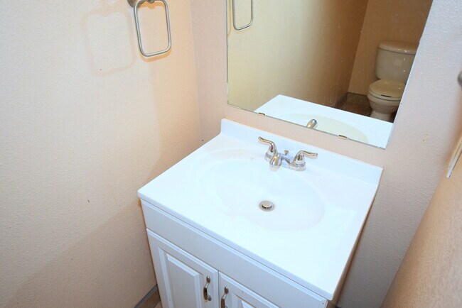 Building Photo - Great 2 Story, 4 bedroom Home.