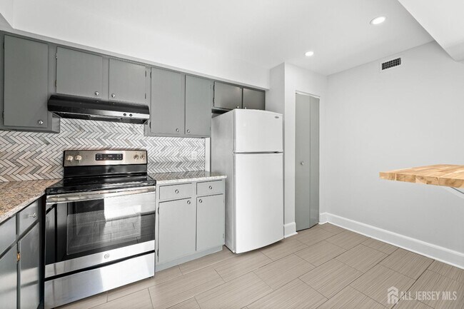 Building Photo - 3226 Sayre Dr