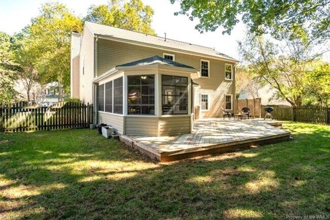 Building Photo - 305 Peachtree Ln