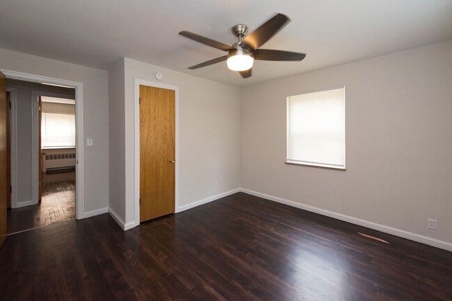 Building Photo - Extra Spacious Top Unit Duplex