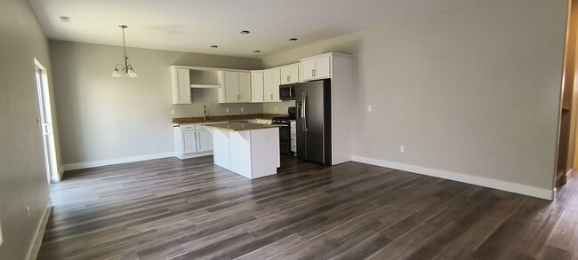 Building Photo - 1595 S Topaz Dr