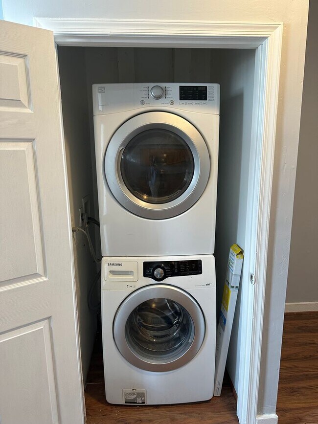 Building Photo - Spacious Rooms! Hardwood Flooring Througho...