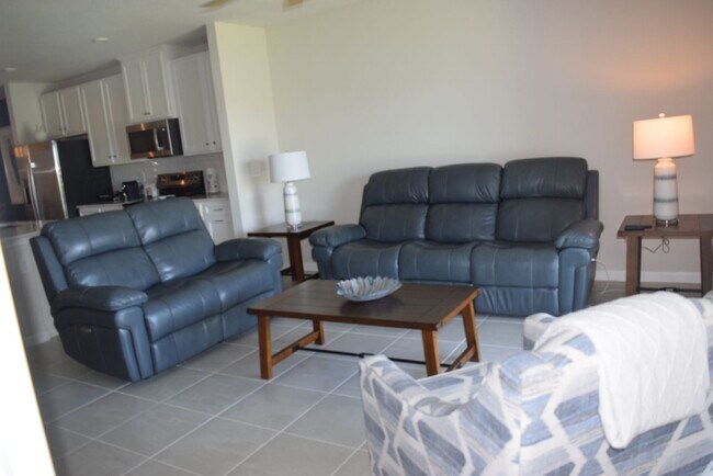 Building Photo - Stunning and elegant fully furnished 3/2/2 villa with Pool, hot tub & Lake views
