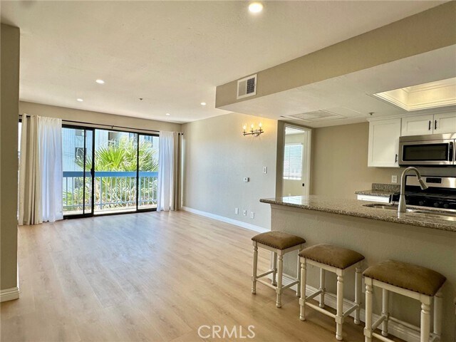 Building Photo - 1052 S Mariposa Ave