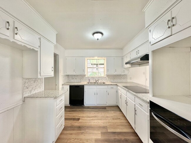 Building Photo - Available now! Newly Updated 3/2/2! Large ...