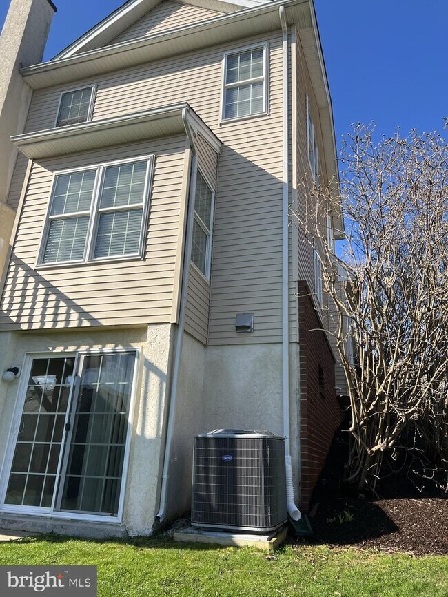 Building Photo - 2303 Dorchester St W