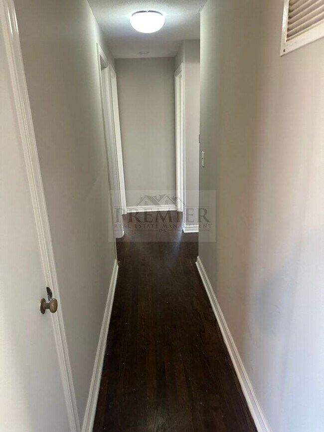 Building Photo - 8205 E 53rd KC MO -3 bed / 1 full bathroom...