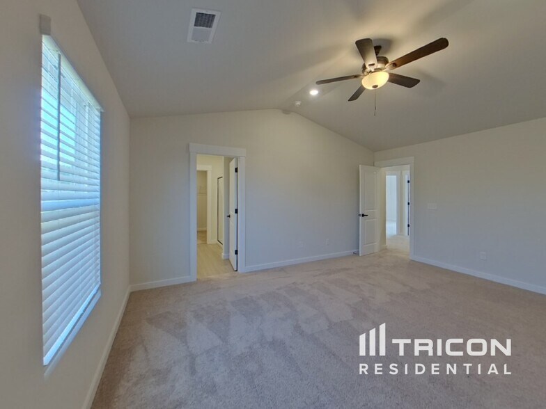 Building Photo - 1228 Crested Iris St