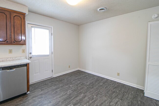 Building Photo - 814-E Golfview Place