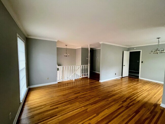Building Photo - 2804 Broadview Dr NW