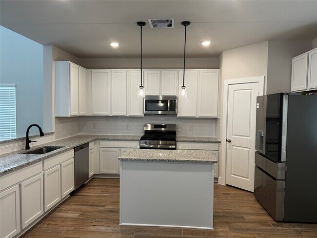 Building Photo - 359 Twin Lakes Blvd W