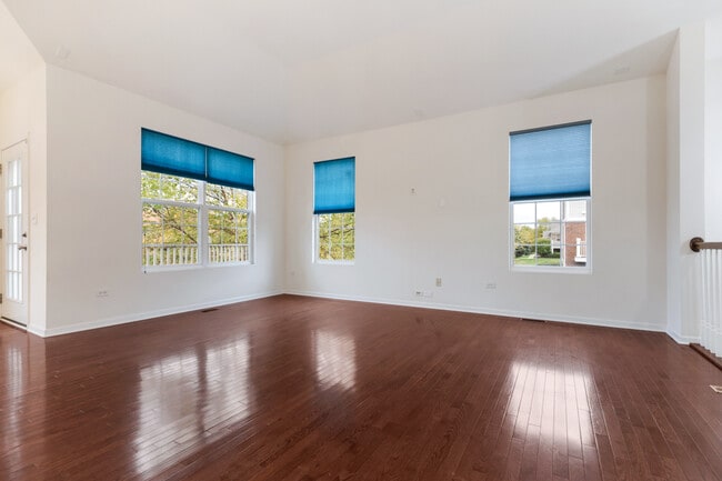 Building Photo - 2528 Dunraven Ave