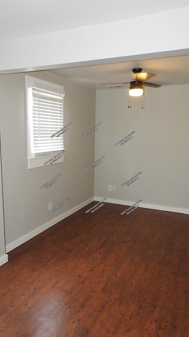 Building Photo - Charming 2 bedroom and 1 bath top-floor duplex located on Holmes St Kansas City, MO