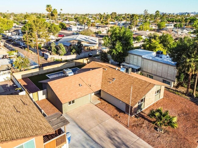 Building Photo - Completely Remodeled 6 bedroom/4 bath Home with New Pool