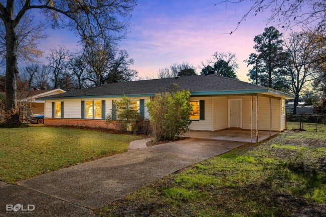 Building Photo - 3 bedroom 1 bath Southern Charm