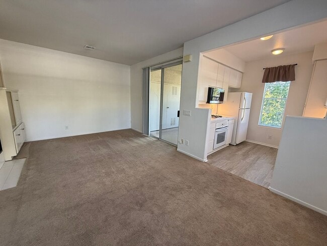 Building Photo - 1BR/1BA Condo w/ ASSIGNED PARKING for rent near Del Mar AVAILABLE NOW!
