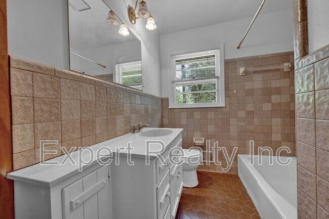 Building Photo - 2249 4th Pl Cir NE