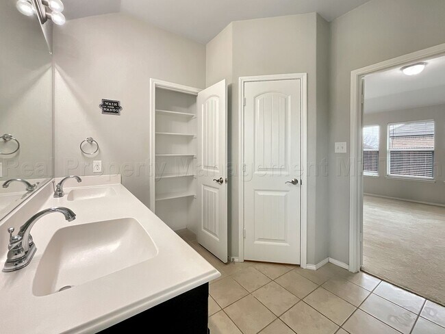 Building Photo - 2053 Leonard Ranch Rd