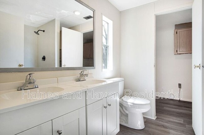 Building Photo - 322 Clearwater Lake Dr