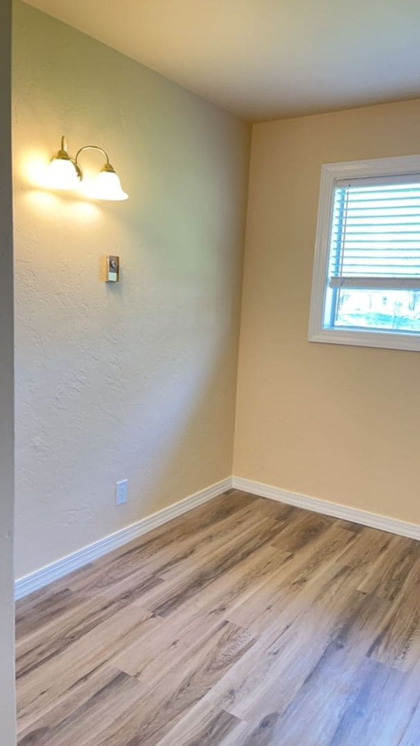 Building Photo - (766) Waverly Drive 2 Bdrm / 1 Bthrm