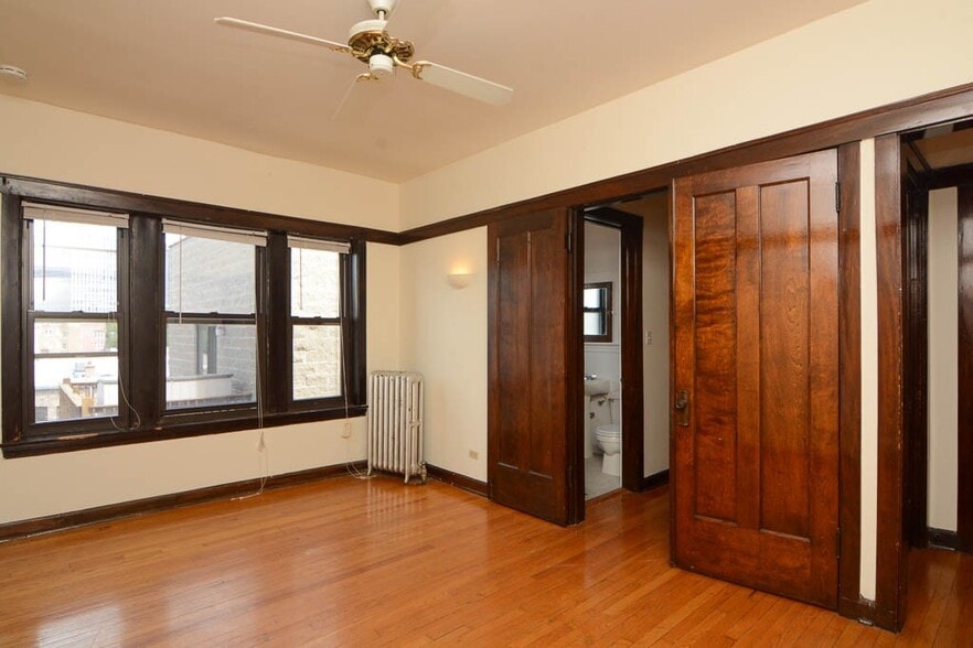 Building Photo - 824 W Waveland