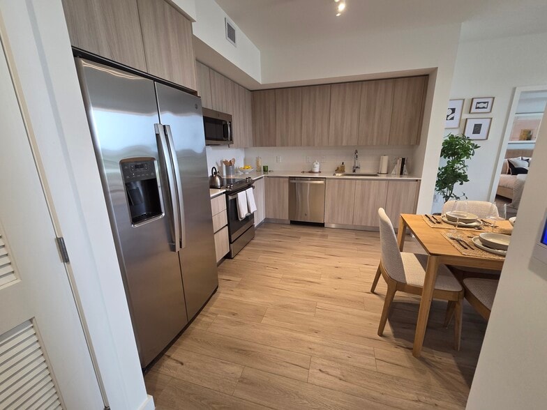 Building Photo - 7554 W 4th Ct