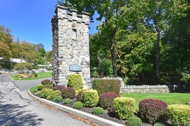 Building Photo - 352 Carroll Close