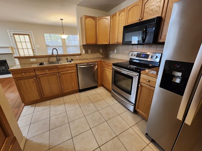 Building Photo - Gorgeous 2 story 3-bedroom 2.5-bath townho...