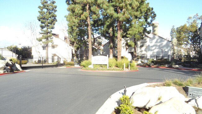 Building Photo - 10520 Lakeside Dr N