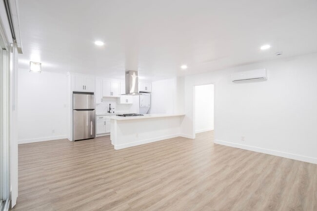 Building Photo - Newly Remodeled Ground Floor 1 Bed / 1 Bath Apartment in Prime West Hollywood