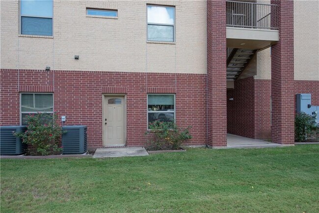 Building Photo - 1915 Dartmouth St