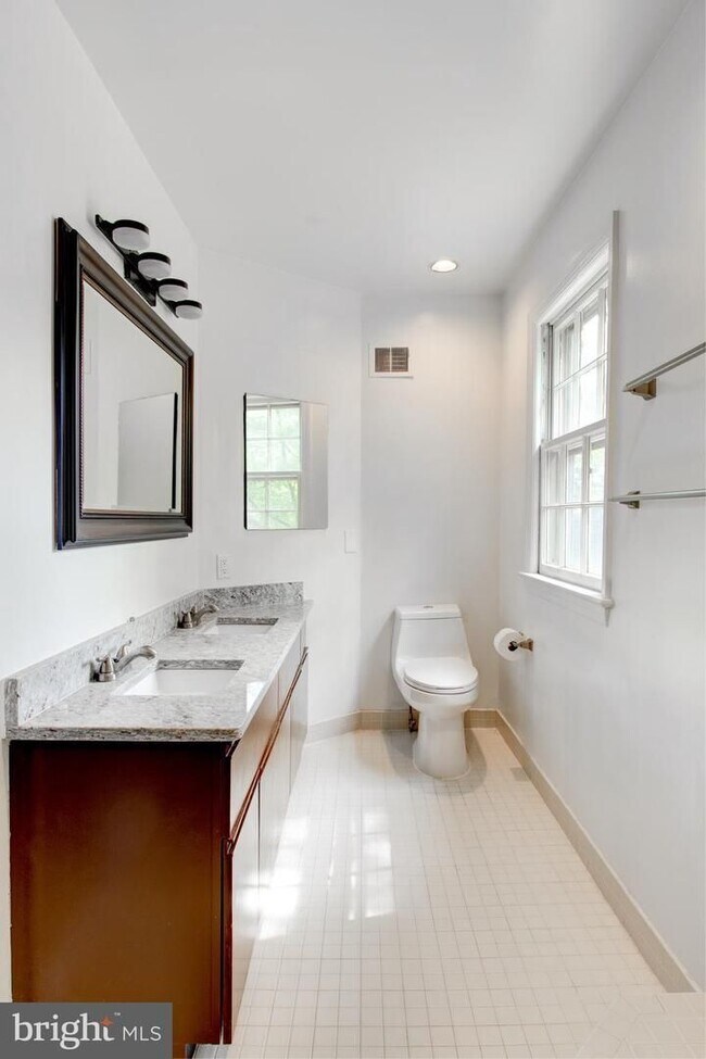 Building Photo - Palisades Gem Ready for Immediate Move-in!!