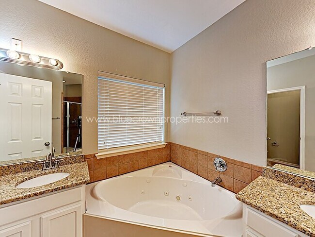 Building Photo - 901 Mesquite Dr