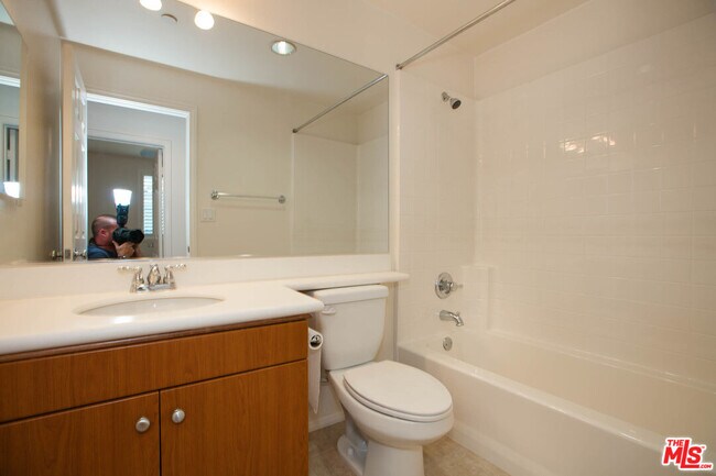 Building Photo - 720 S San Fernando Blvd