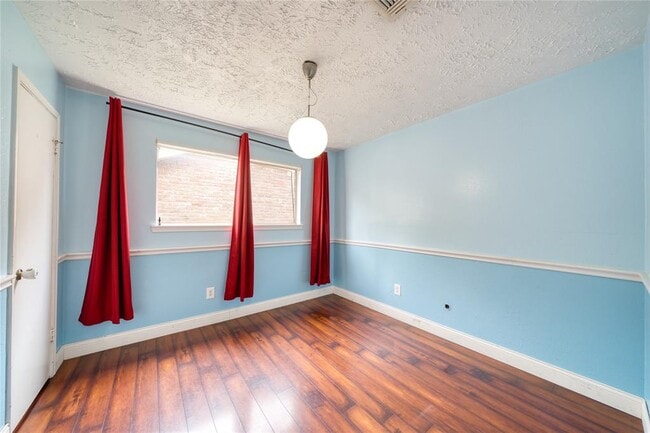 Building Photo - 1323 Oakengates Dr