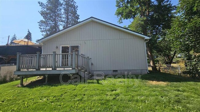 Building Photo - 3127 E 18th Ave