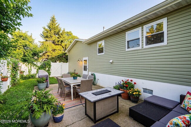 Building Photo - 616 Newport Ave