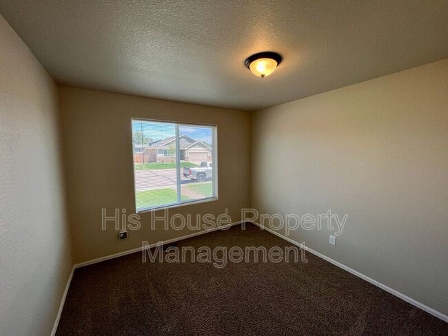 Building Photo - 1042 E 25th St