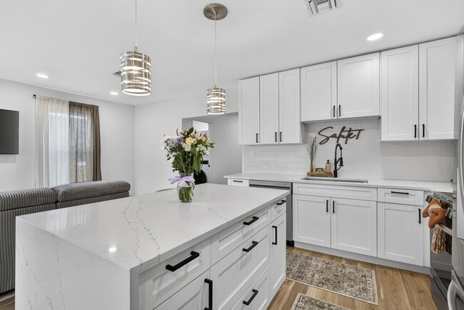 Building Photo - 701 37th St