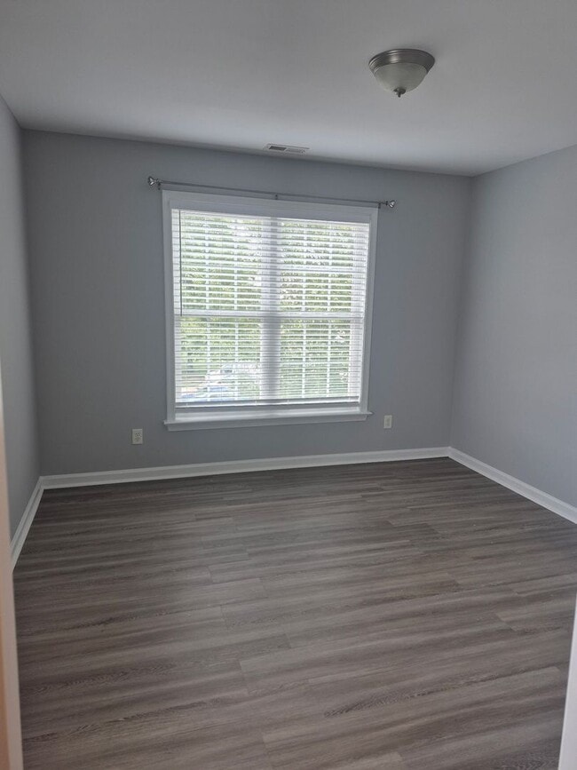 Building Photo - 3 Bedrooms, 2.5 Bathrooms Single Family Home