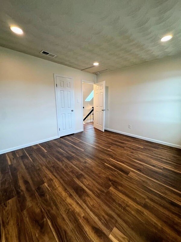 Building Photo - 3021 Glastonbury Dr