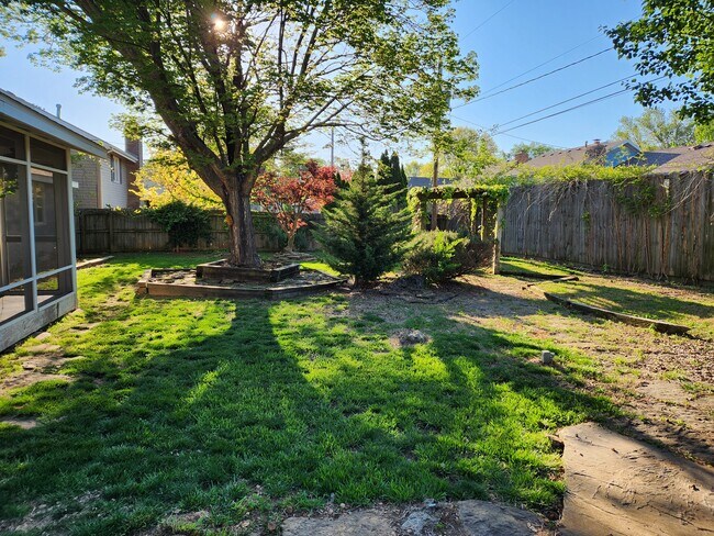 Building Photo - 1310 Knob Hill