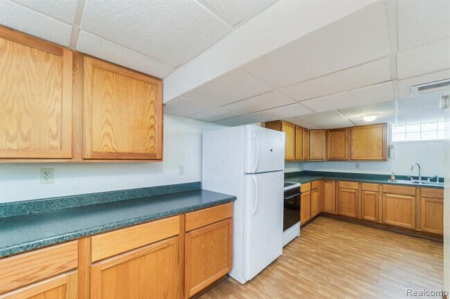 Building Photo - 305 E Granet Ave